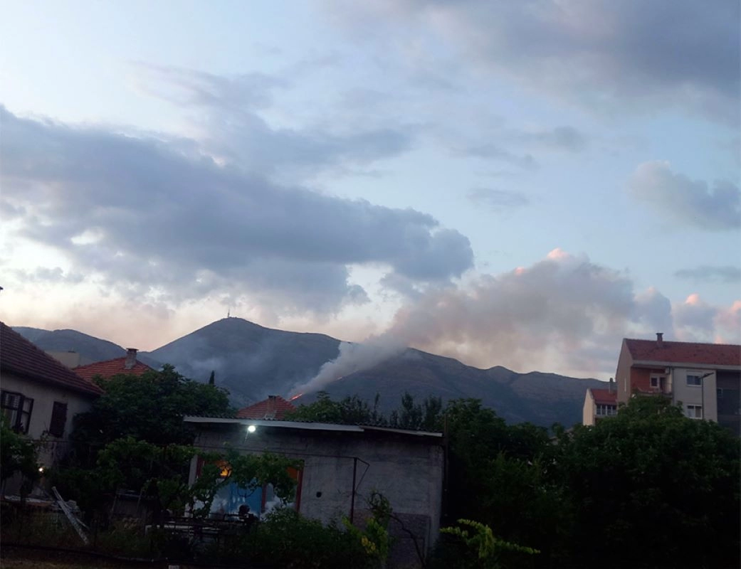 Vatrogasci od vatre brane kuće u selu Sedlari kod Trebinja